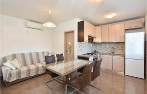 een keuken en een woonkamer met een tafel en een bank bij Lovely Home In Split With Jacuzzi in Split