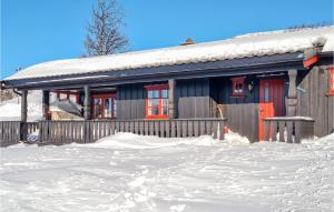 uma casa com neve no chão em frente dela em 3 Bedroom Lovely Home In Beitostlen em Beitostøl