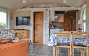 Kuchyň nebo kuchyňský kout v ubytování Cozy Home In Hvide Sande With Kitchen