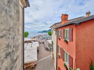 - Vistas a la playa desde un edificio en Piccolo Hotel, en Garda