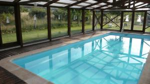 una piscina en una casa con vistas al patio en Hotel Rural La Peregrina, en Carucedo