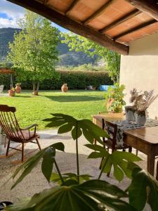 um pátio com uma mesa, um banco, uma mesa e uma cadeira em 'Il Casale di Giova' Tuscan Farmhouse em Lucca