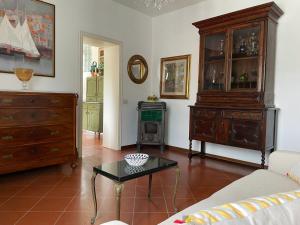 uma sala de estar com um sofá e uma cómoda em 'Il Casale di Giova' Tuscan Farmhouse em Lucca