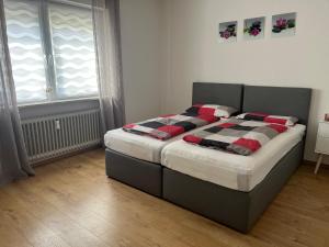 Tempat tidur dalam kamar di Ferienwohnung Rheinfelden-Herten