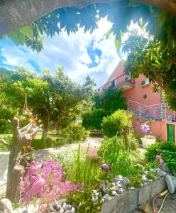 Een tuin van Casa Erceg Amor vincit Omnia