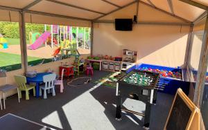 Habitación con sala de juegos con mesa y juguetes en Zielona Trawa, en Bobolin