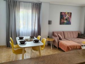 uma sala de estar com uma mesa e um sofá em Playamarina 1 Reception em Cabo Roig