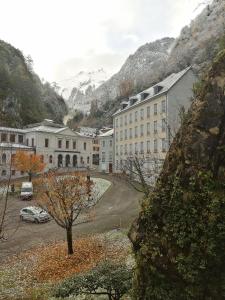 widok na miasto z budynkami i drzewem w obiekcie Appartement montagne w mieście Eaux-Bonnes