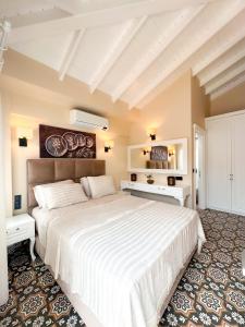a bedroom with a large white bed in a room at Alaçatı Disa in Alaçatı