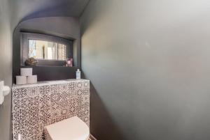 ブルージュにあるHoeve De Zuidhoekのバスルーム(トイレ、鏡付)
