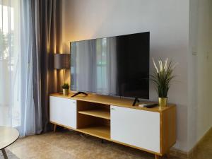 Televízia a/alebo spoločenská miestnosť v ubytovaní Playamarina 1 Reception