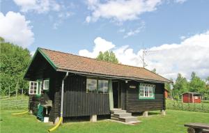 una pequeña casa de madera con una manguera amarilla fuera en Amazing Home In Lakene With House Sea View en Lakene