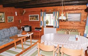 sala de estar con mesa y sofá en Amazing Home In Lakene With House Sea View en Lakene