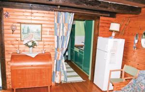 Habitación con nevera, mesa y silla. en Amazing Home In Lakene With House Sea View en Lakene