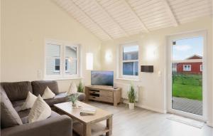 ein Wohnzimmer mit einem Sofa und einem TV in der Unterkunft Beautiful Home In Dagebll With Wifi in Dagebüll