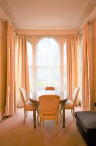 una sala da pranzo con tavolo, sedie e finestra di Peaceful & Pretty 2 bedroom flat near Clifton a Bristol