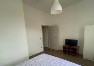 Habitación blanca con TV y cama en Cleo Viola en Ancona