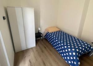 Un pequeño dormitorio con una cama azul y blanca en Cleo Viola en Ancona