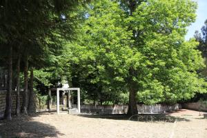 un parc à structure blanche sous un arbre dans l'établissement HI Guarda - Pousada de Juventude, à Guarda