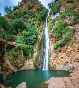 a waterfall and a lake in front of a mountain at Béjaïa 7 Jolis grands Apparts F3-F2 49-69e in Bejaïa