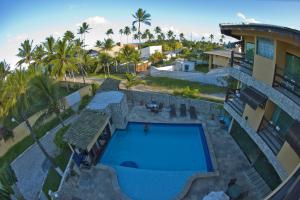 Una vista aérea de un complejo turístico con piscina. en Pousada Doce Cabana, en Porto de Galinhas