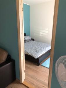 um espelho num quarto com uma cama em Kalevite Kodu 2-toaline apartment! em Kuressaare