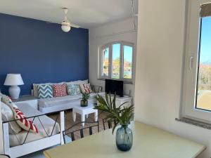 Χώρος καθιστικού στο L'Oleandro 1407 house in Sardinia with Mediterranean Sea Views +32 φωτογραφίες