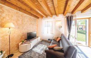 een woonkamer met een bank en een tv bij Casa Mary in Cavaion Veronese