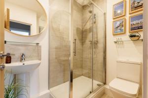 Ένα μπάνιο στο Modern 2 bed, cliff top & parking, F6 +19 φωτογραφίες
