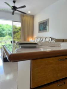 una cucina con tavolo, piatti e bicchieri di Country Side Modern Concept Cottage a Bentong