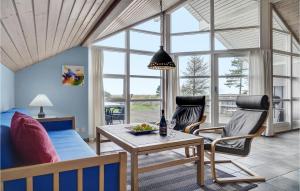 sala de estar con sofá y mesa en Pet Friendly Home In Grlev With Kitchen, en Reersø