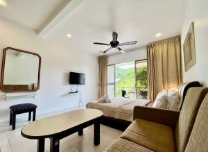 Ruang duduk di Country Side Modern Concept Cottage