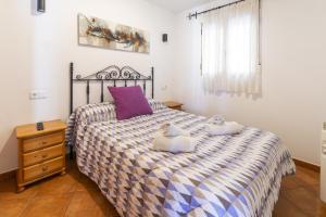 ein Schlafzimmer mit einem Bett mit zwei Kissen darauf in der Unterkunft Carrebaix I in Orba