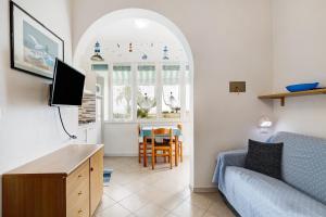 een woonkamer met een bank en een tafel bij Monolocale 12 in Pietra Ligure