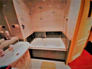 克拉科夫的住宿－Sienna 3 OLD TOWN，带浴缸和盥洗盆的小浴室