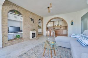 een woonkamer met een bank en een tafel bij Apartment EntreDosAguas in Calpe