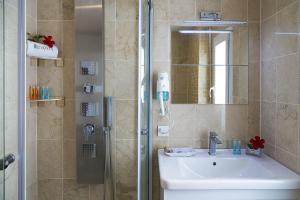 A bathroom at Rhapsody Hotel Kas