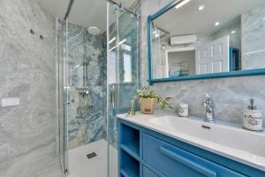 een badkamer met een wastafel en een glazen douche bij Apartment EntreDosAguas in Calpe +23 foto's