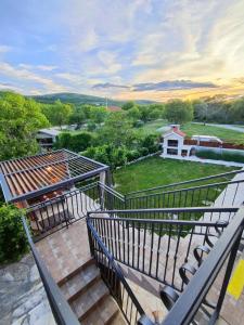 desde la parte superior de un balcón con vistas a una casa en Kuća za odmor Niko, en Mirlović Zagora