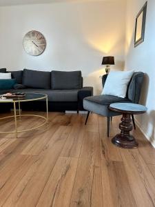 Χώρος καθιστικού στο FeWo Lindenallee Modern & Ruhig