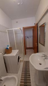 uma casa de banho com um lavatório, um WC e um chuveiro em Cormons Bellissima em Cormòns