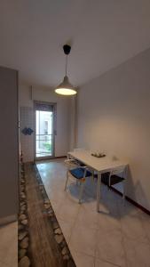 ein Esszimmer mit einem Tisch und einigen Steinen auf dem Boden in der Unterkunft Cormons Bellissima in Cormòns + 11 Fotos