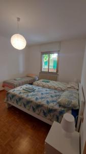 um quarto com 2 camas e uma janela em Cormons Bellissima em Cormòns
