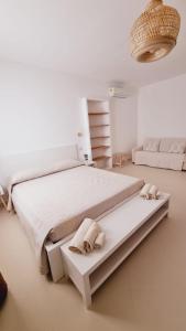 um quarto com uma cama grande com duas toalhas em Lotto 16 em Olbia