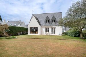 a white house with a large yard at Incroyable emplacement à 110m de la plage in La Turballe