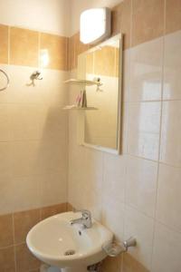 een badkamer met een wastafel en een spiegel bij Hotel Sozopol in Sozopol