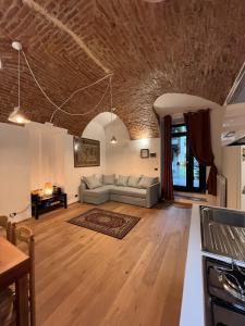 Suite The Brick في تورينو: غرفة معيشة مع أريكة وطاولة
