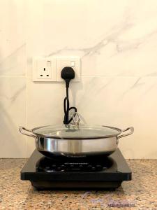 y cocina con fogones. en Casa Le Dream (03), en Kuah
