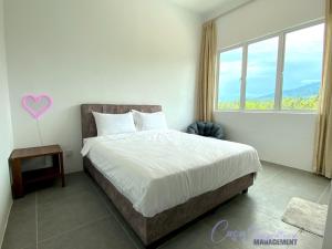 Un dormitorio con una cama y una ventana grande. en Casa Le Dream (03), en Kuah