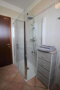 een badkamer met een douche en een dressoir met een spiegel bij B&B i Casali 